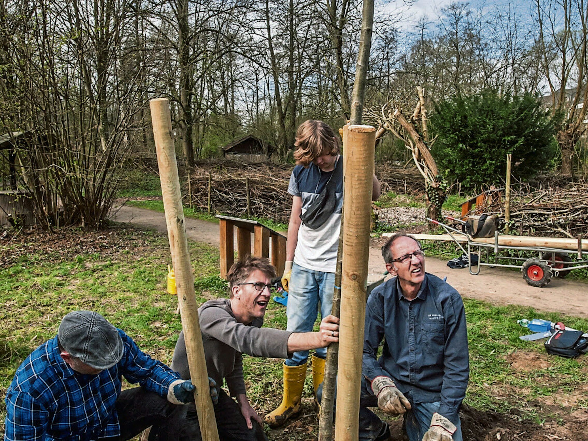 Die Baumpflanzung im Bienengarten am Naturgut Ophoven fand in dieser Woche zwangsläufig ganz ohne die Schüler der Bienen AG der Gesamtschule Schlebusch statt.