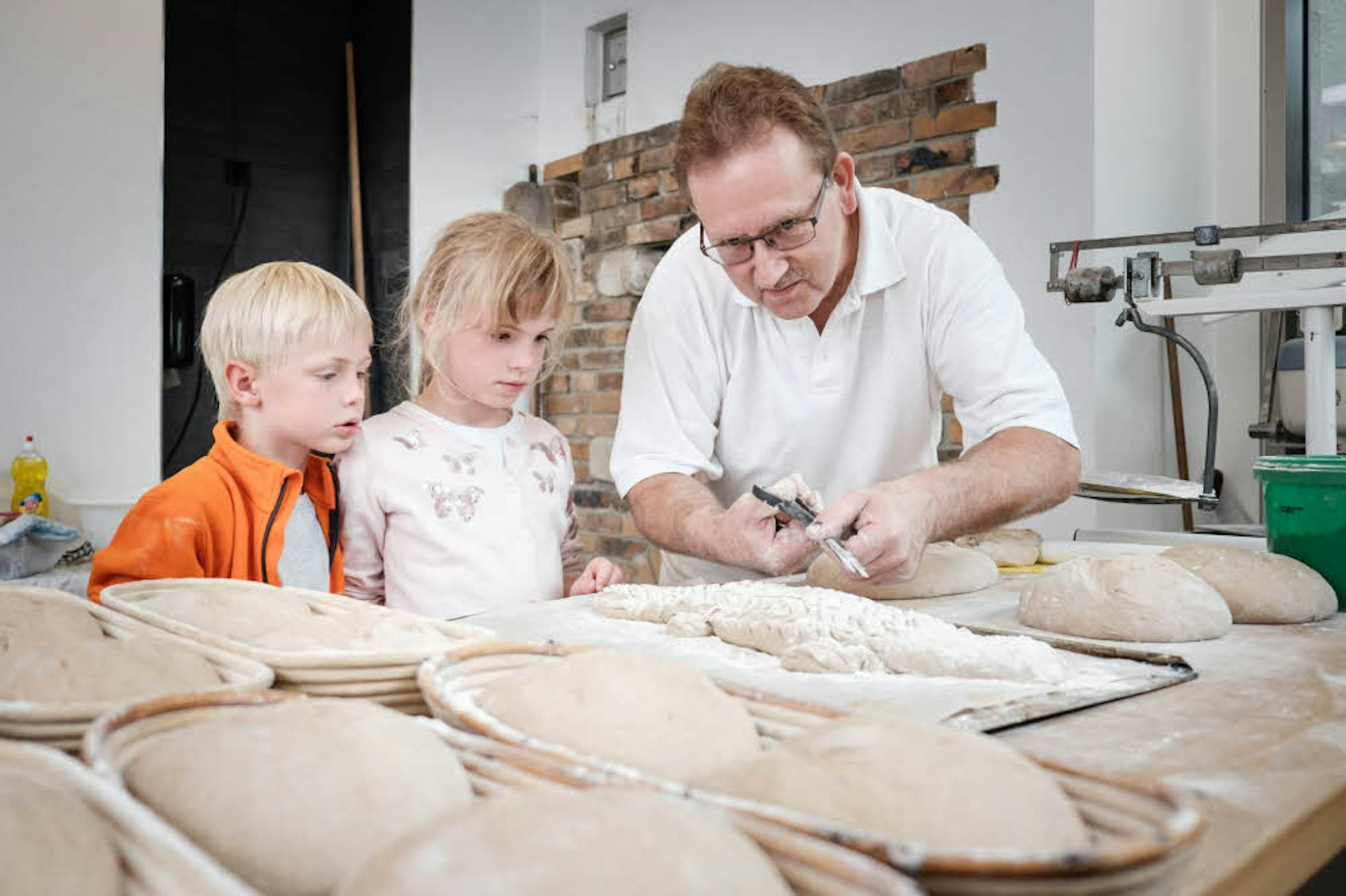 Ein Drache aus Teig: Unter der Anleitung von Bäckermeister Olaf Dabs wurden kreative Steinofenbrote gebacken.