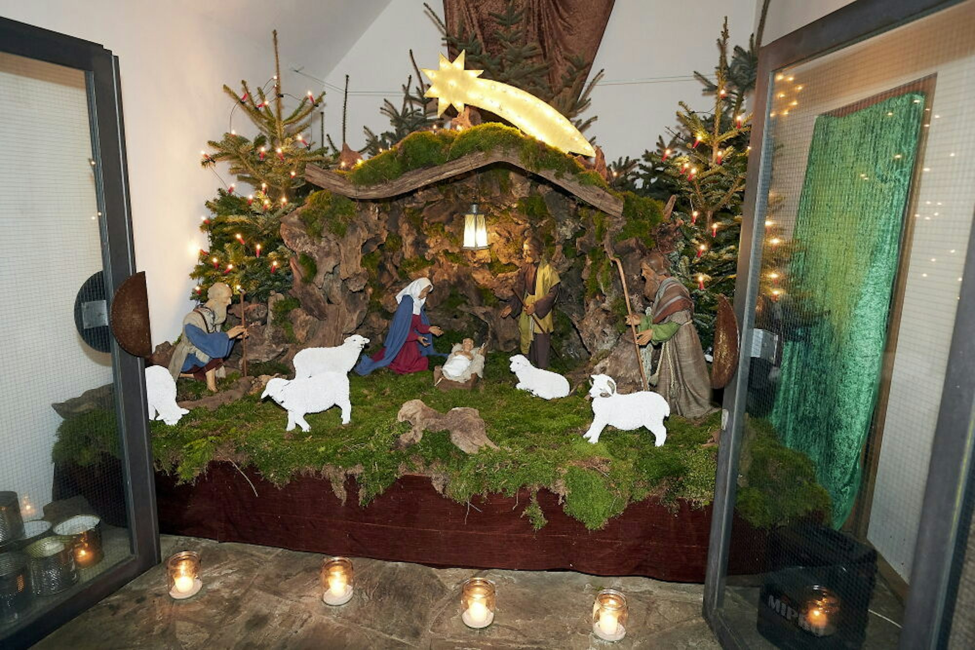 Liebevoll haben die Olefer den Weihnachtsweg rund um die Kirche gestaltet.