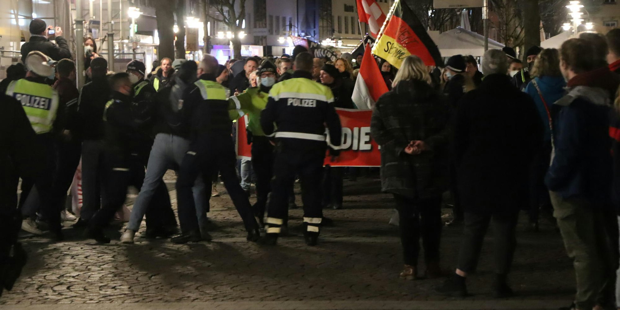 Polizisten trennten Freitagabend die Demonstrationsgruppen in der Brühler Innenstadt.