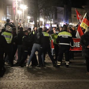 Polizisten trennten Freitagabend die Demonstrationsgruppen in der Brühler Innenstadt.