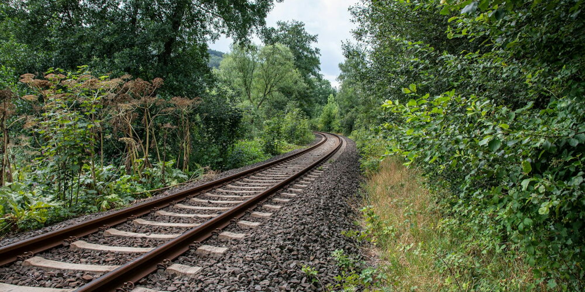 An dieser Stelle in Engelskirchen-Albertsthal wurde der Junge auf dem Weg zum Angeln an der Agger vom Zug erfasst.