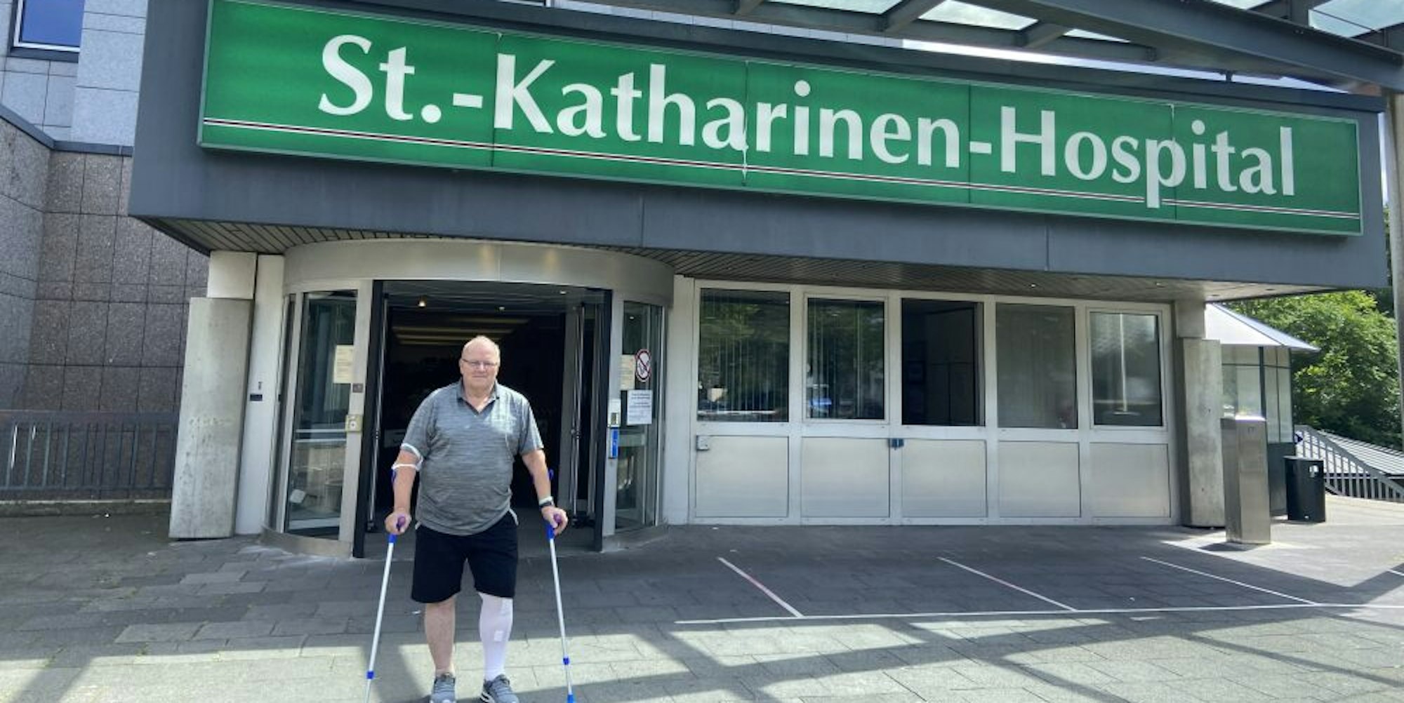 Friedrich Schmitz ist zum vierten Mal im Frechener Krankenhaus. Er hat ein neues Kniegelenk bekommen.