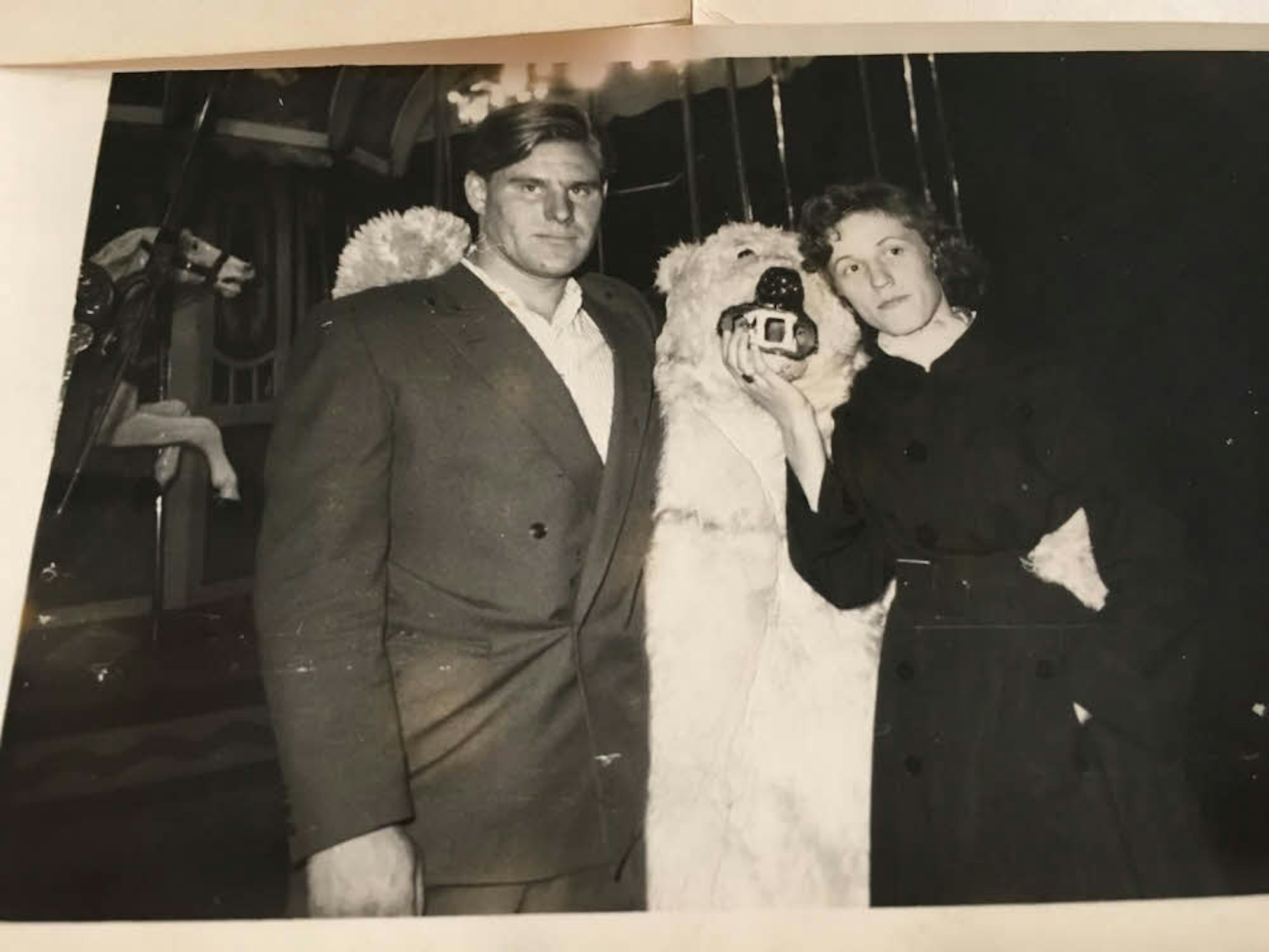 Josef und Amalie Liebe ließen sich 1962 auf der Eitorfer Kirmes mit der Puppe eines Eisbären fotografieren – damals eine gefragte Attraktion.