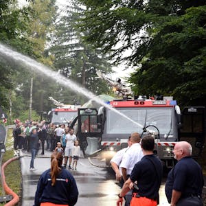 Wasserwerfer und Polizeihubschrauber mit Bambi-Bucket waren vor zwei Jahren schon beim Großbrand auf dem Hömerich im Einsatz. Am Samstag schauten sich tausende Besucher in aller Ruhe an, wie diese Geräte funktionieren.