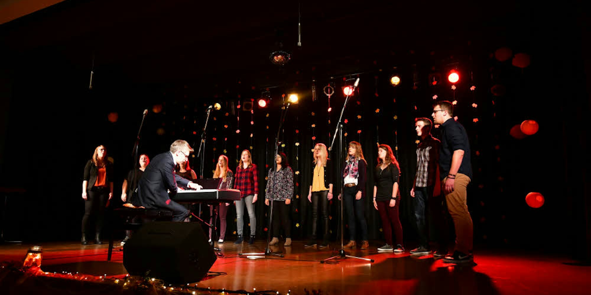 Singing Queens mit Herrenbegleitung: Tobias Mauksch begleitet die Young Voices am E-Piano.