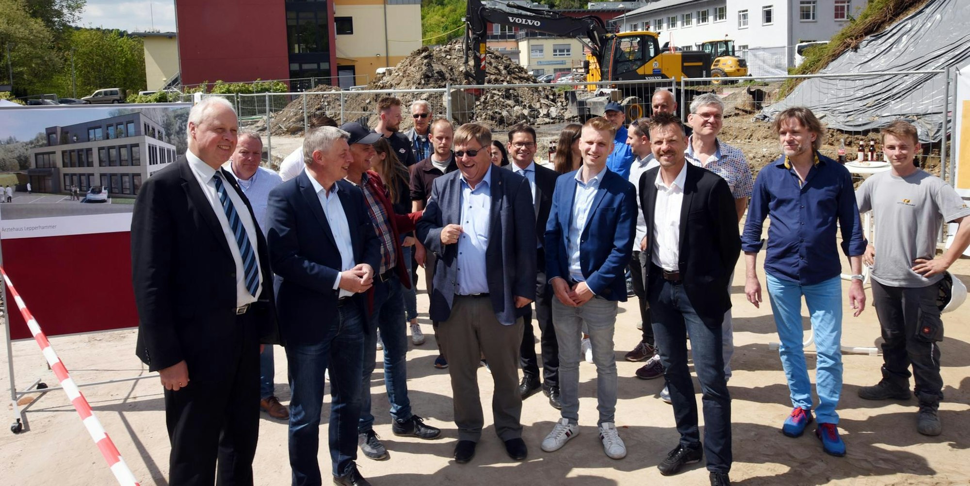 Architekt und Investor Ralf Rother (mit Mütze) und die Gäste des ersten Spatenstichs fürs neue Ärztehaus am Lepperhammer.