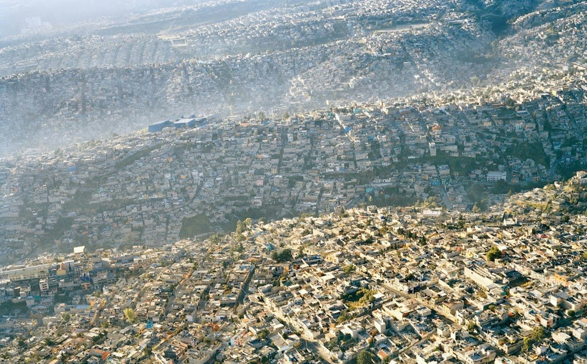 Die Häuser der 20 Millionen Einwohner großen Megacity Mexiko City breiten sich wie ein endloser Teppich in der Landschaft aus.