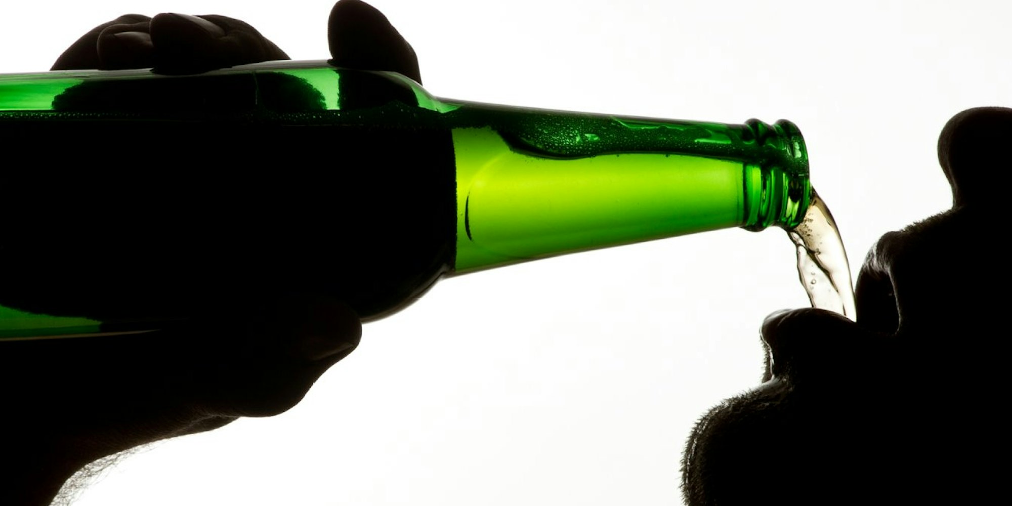 Ein Bier zu viel? Manche Versuche, sich vor einem Alkoholabsturz zu retten, sind abenteuerlich - und wenig hilfreich.