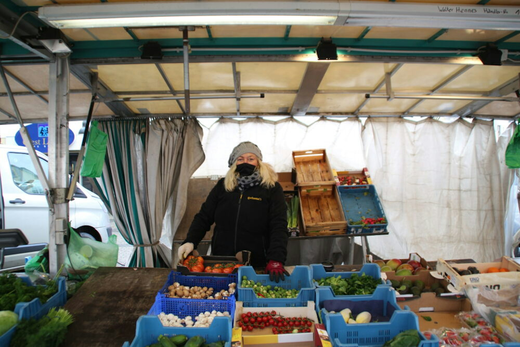 Sybille Vendel verkauft Obst und Gemüse auf dem Wesselinger Wochenmarkt. Besonders die Kinder tun ihr im Lockdown leid.
