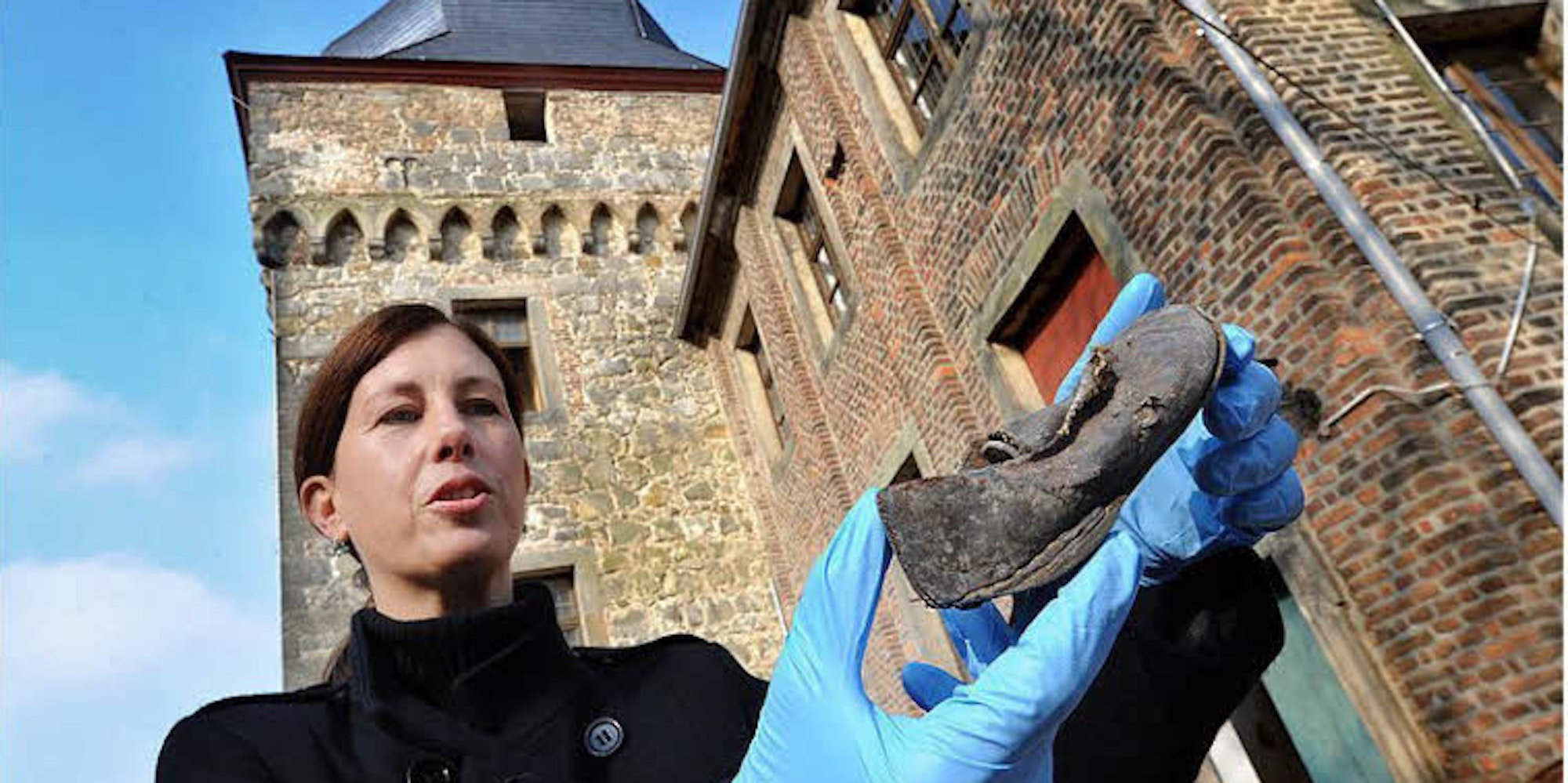 Den alten Schuhen auf der Spur: Kristin Dohmen, Bauforscherin beim LVR-Amt für Denkmalpflege im Rheinland