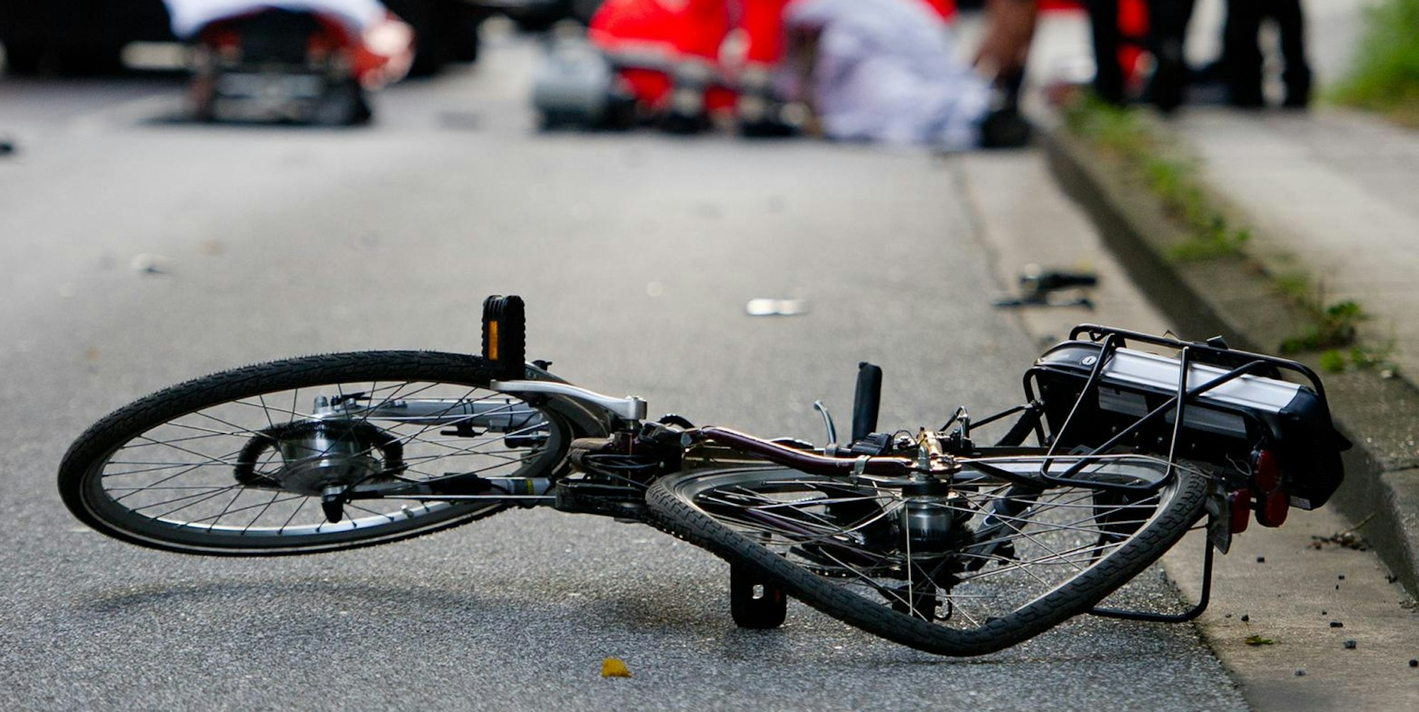 Fahrradfahrer schwer verletzt nach Autounfall in Bonn
