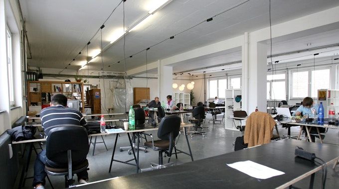 In mobilen Arbeitseinheiten, wie hier in Berlin, können Mitarbeiter wechselnde Schreibtische nutzen. Auch im künftigen Stadthaus sollen Mitarbeiter von neuen Büromodellen profitieren.