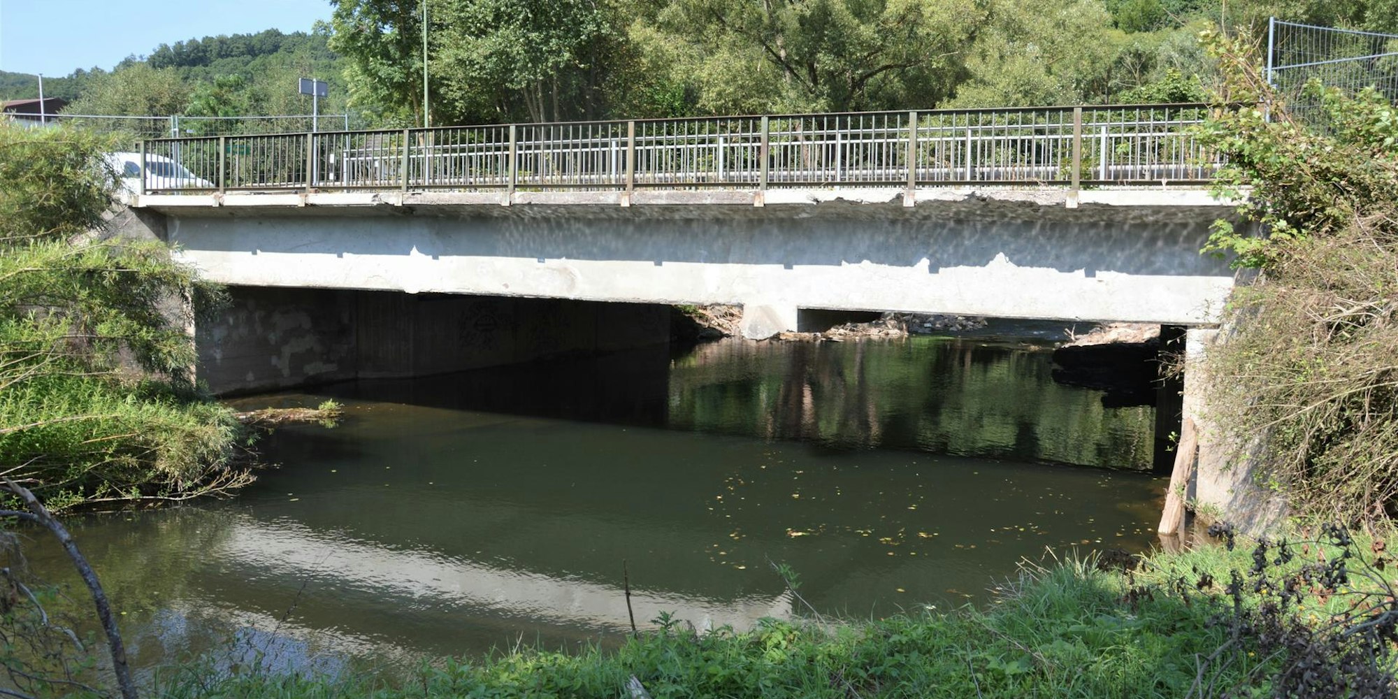 Die Urftbrücke am Ortseingang von Gemünd-Mauel ist einsturzgefährdet. Der Mittelpfeiler wurde weggerissen.