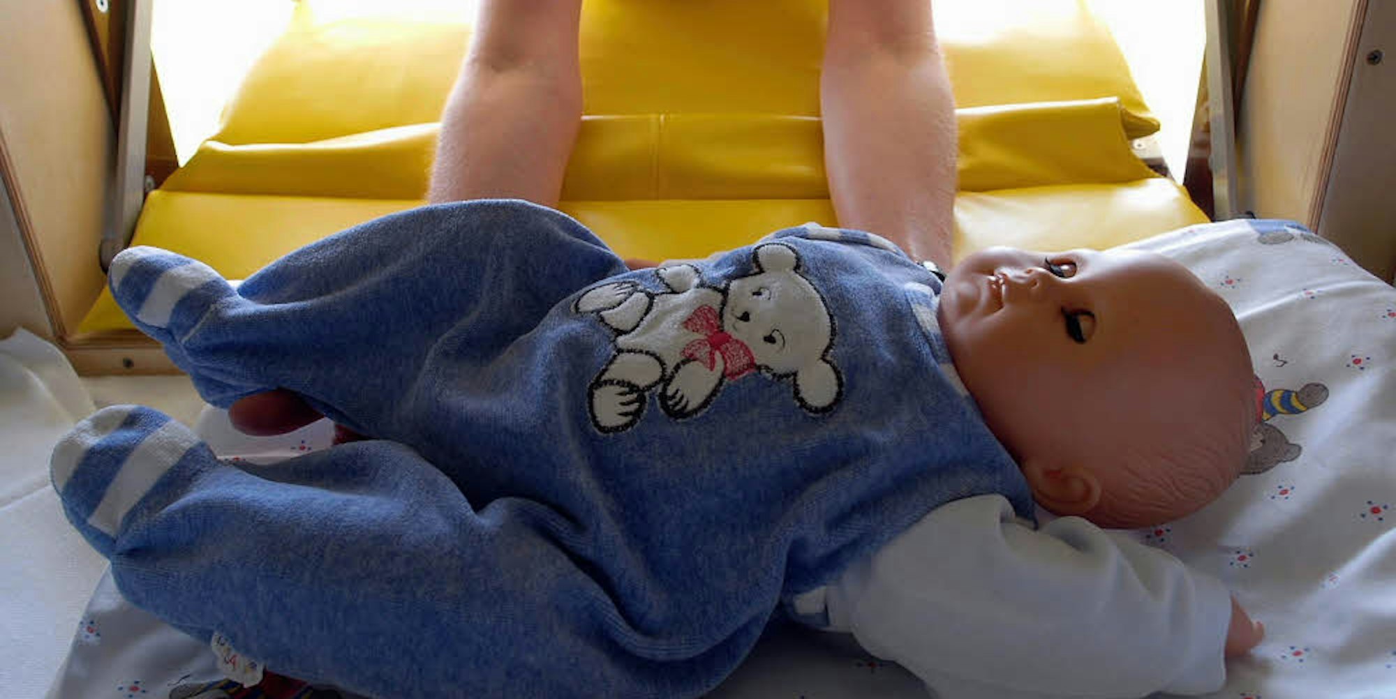 Wie diese Puppe wurde am Donnerstag ein neugeborenes Mädchen in die Babyklappe gelegt.