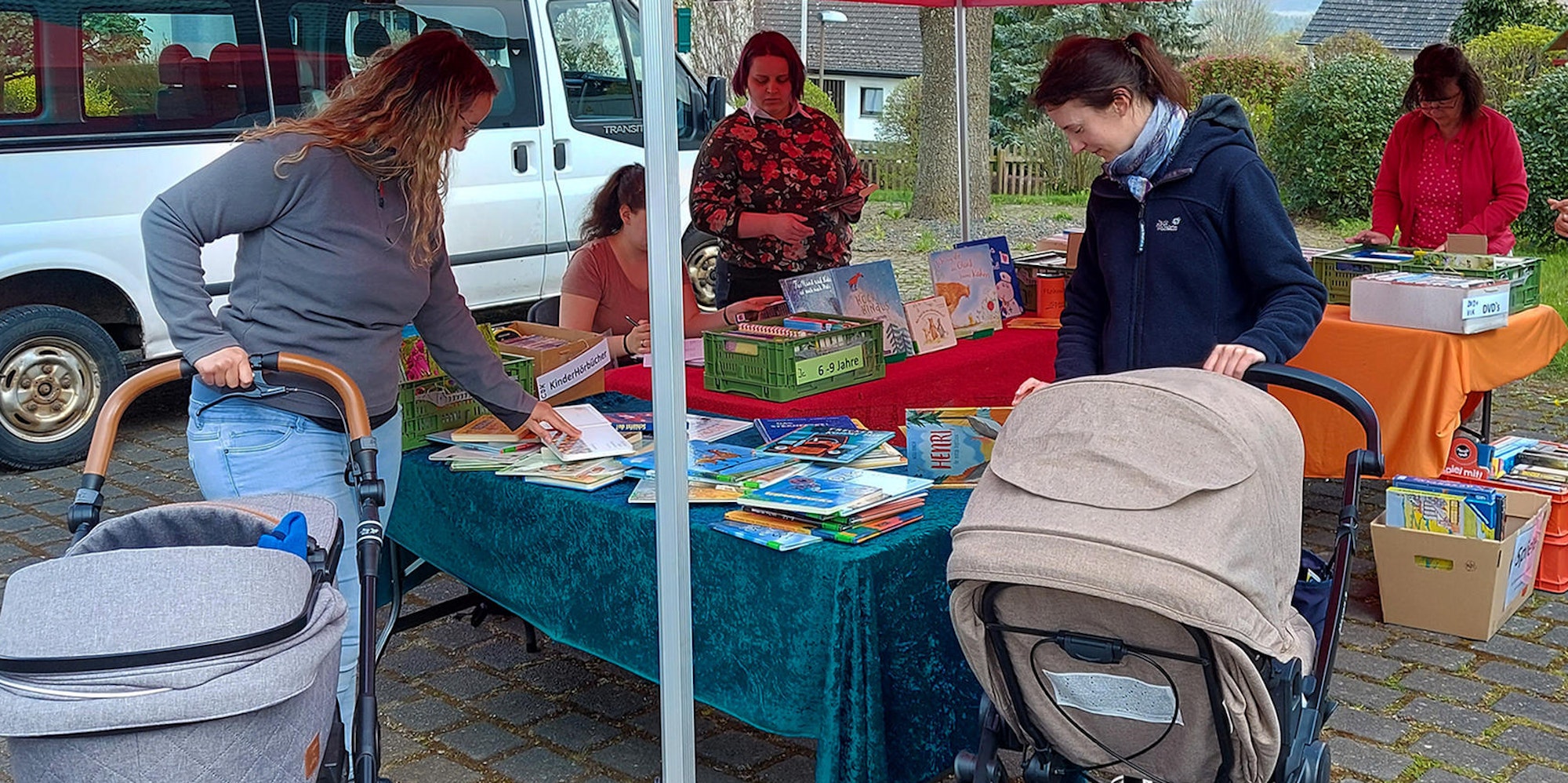 Die „Mobile Bücherei“ macht künftig auch in Uedelhoven auf dem Dorfplatz halt.