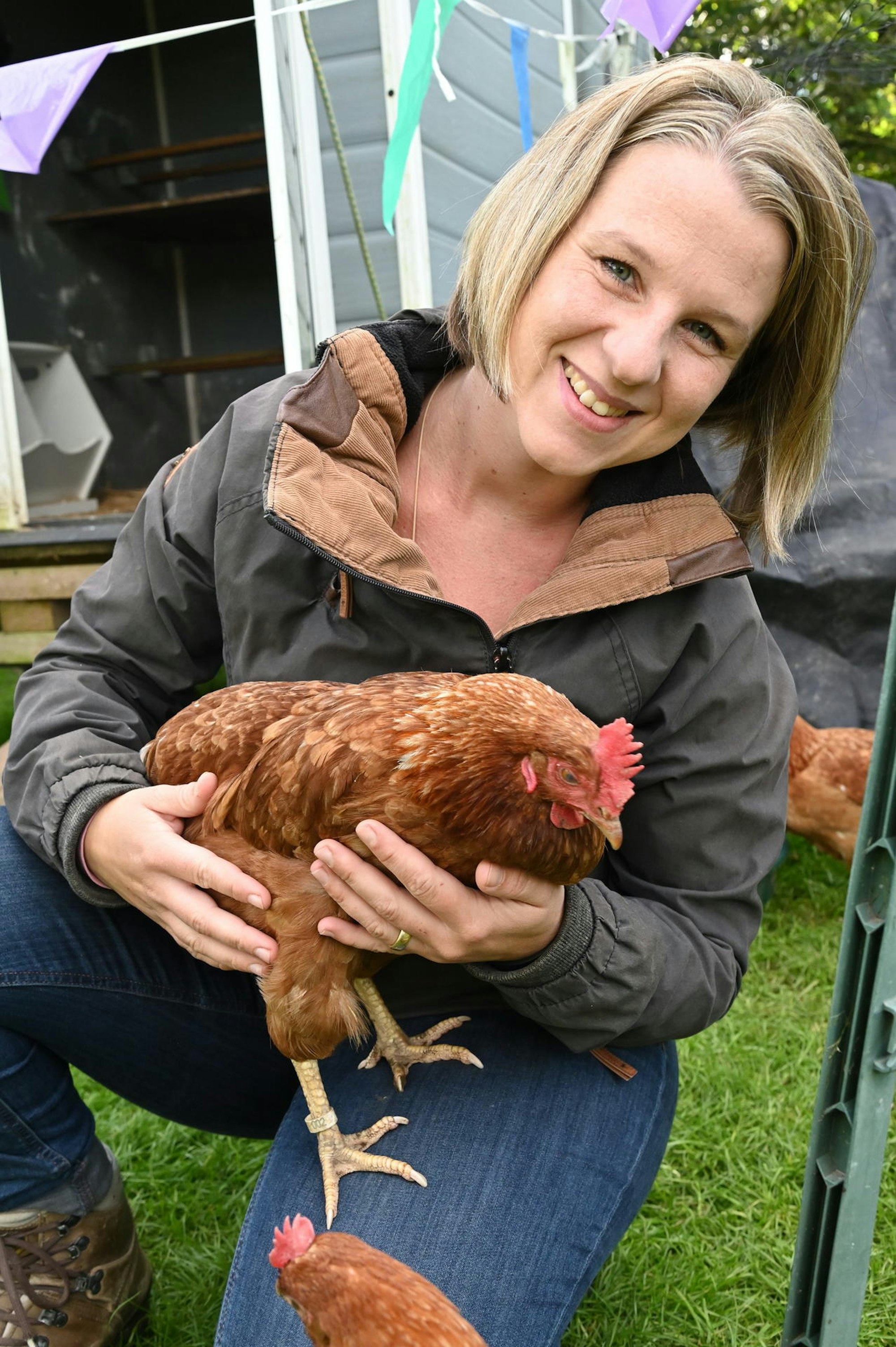 Jenny Kreitz hat fünf Ställe mit je vier Hühnern im Verleih, ist aber bis zum Sommer 2022 ausgebucht.