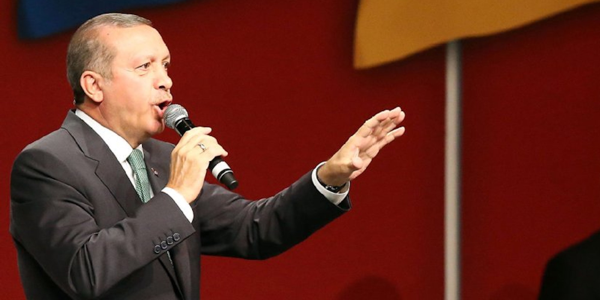 Der türkische Ministerpräsident Recep Tayyip Erdogan spricht in Köln (Nordrhein-Westfalen) in der Lanxes-Arena.