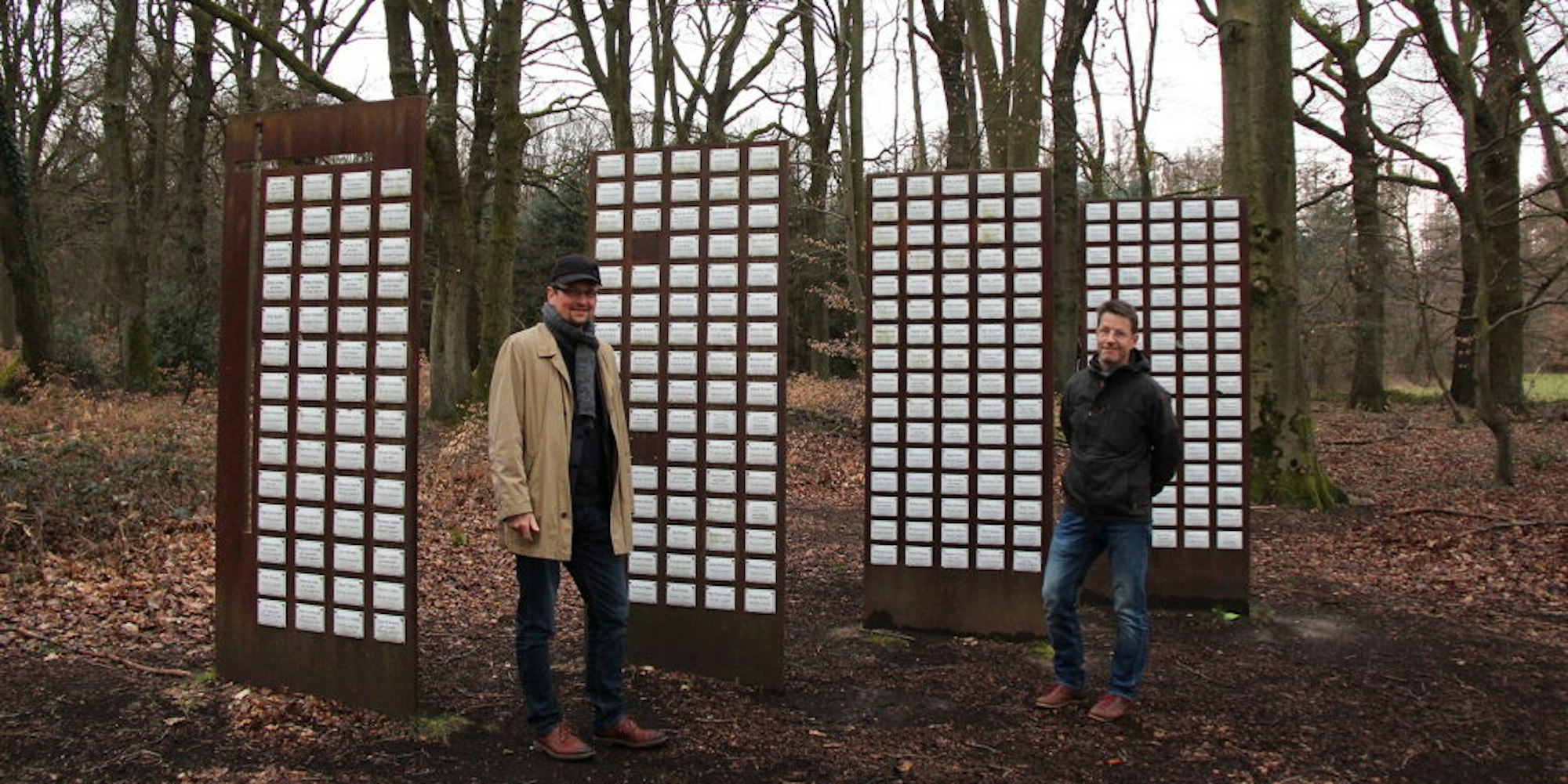 Namensschilder kennzeichnen die Grabstätten im Ruhewald. Beigeordneter Michael Walter und Umweltamtsleiter Johannes Oppermann zwischen den Stelen.