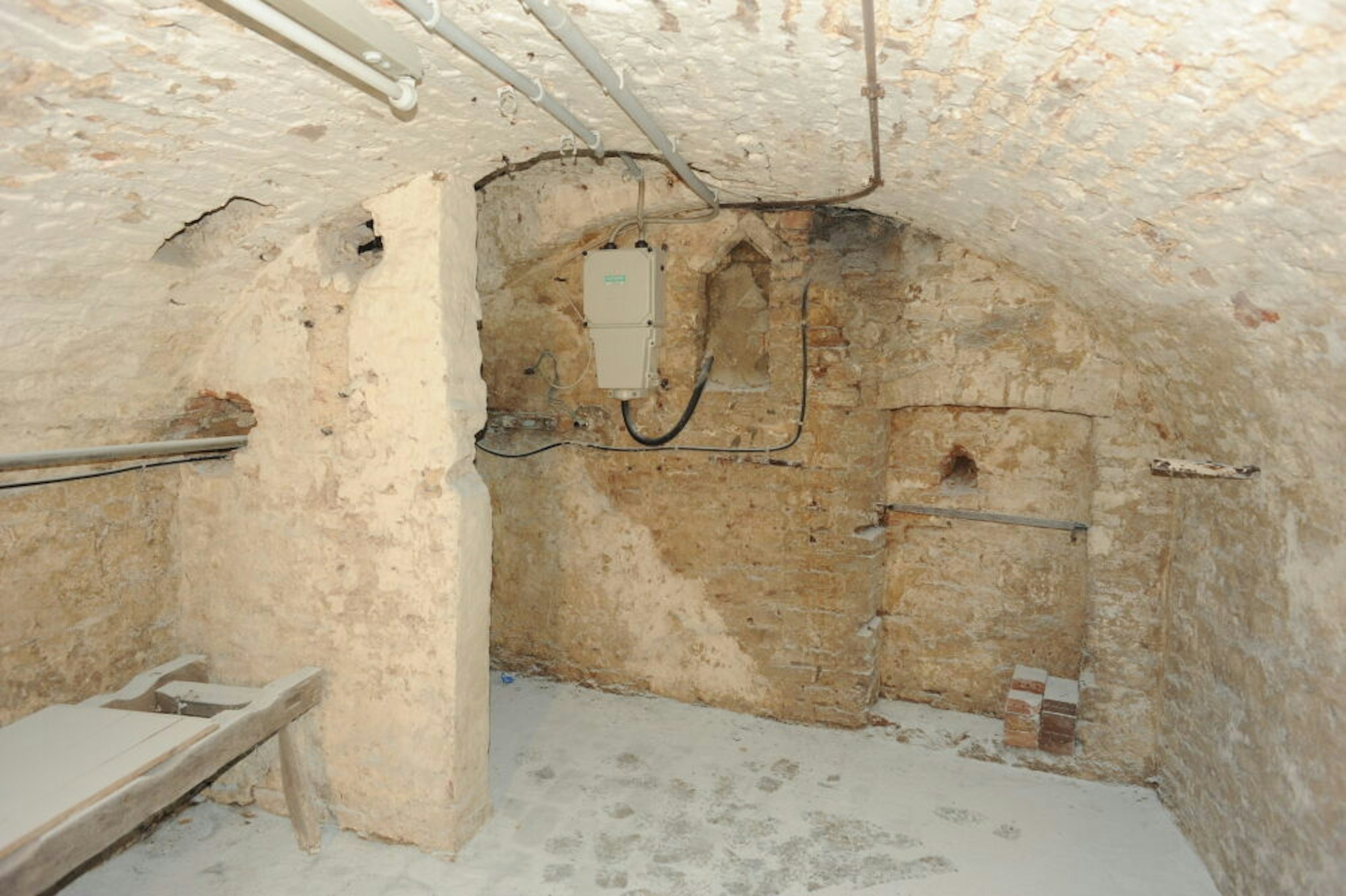 Die Leichen von Verstorbenen wurden im Keller am Marktplatz 1 aufbewahrt. Später wurden hier Bierfässer gelagert.