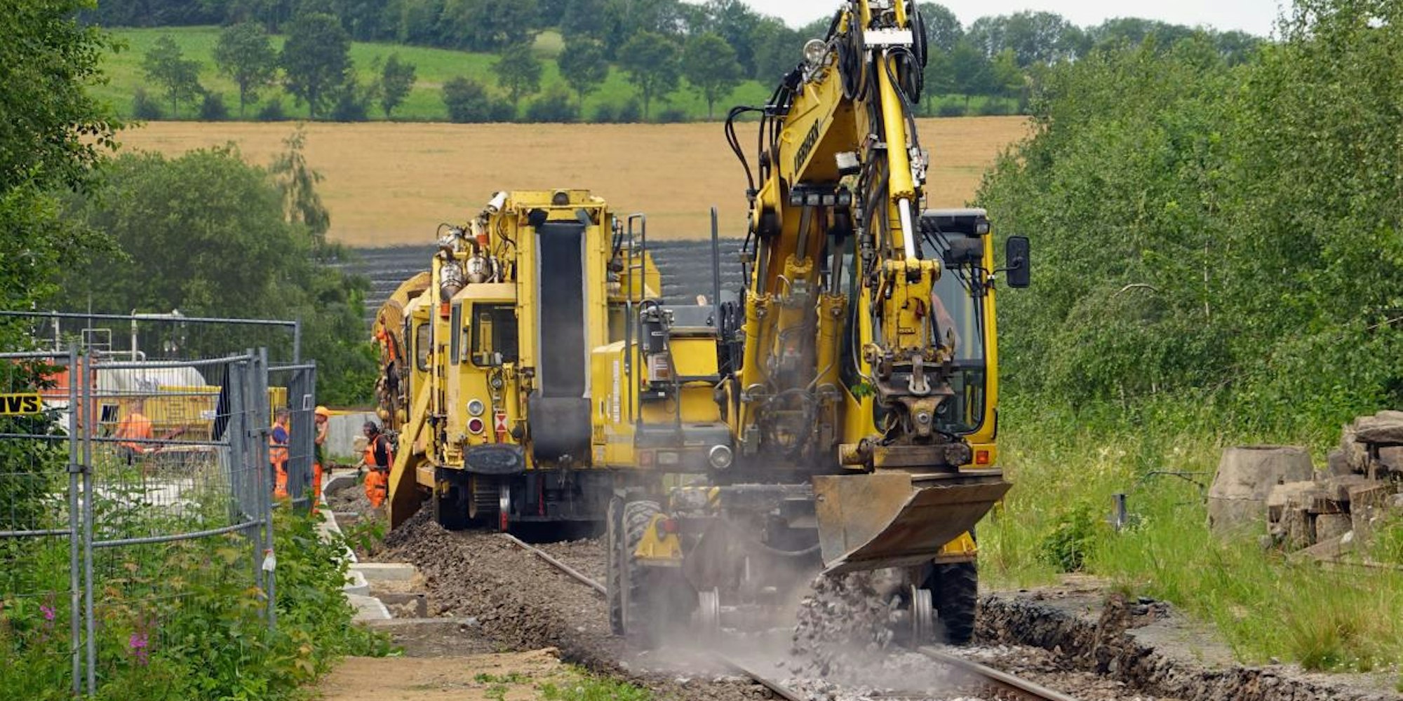 Mit großem Maschineneinsatz werden auf der Eifelstrecke mehr als neun Kilometer Gleise erneuert.