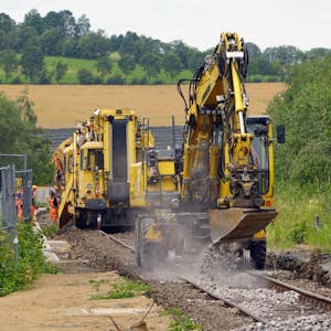 Mit großem Maschineneinsatz werden auf der Eifelstrecke mehr als neun Kilometer Gleise erneuert.