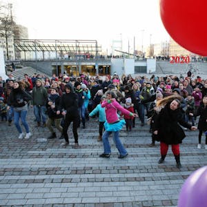 Die Teilnehmer tanzten auf dem Wiener Platz.