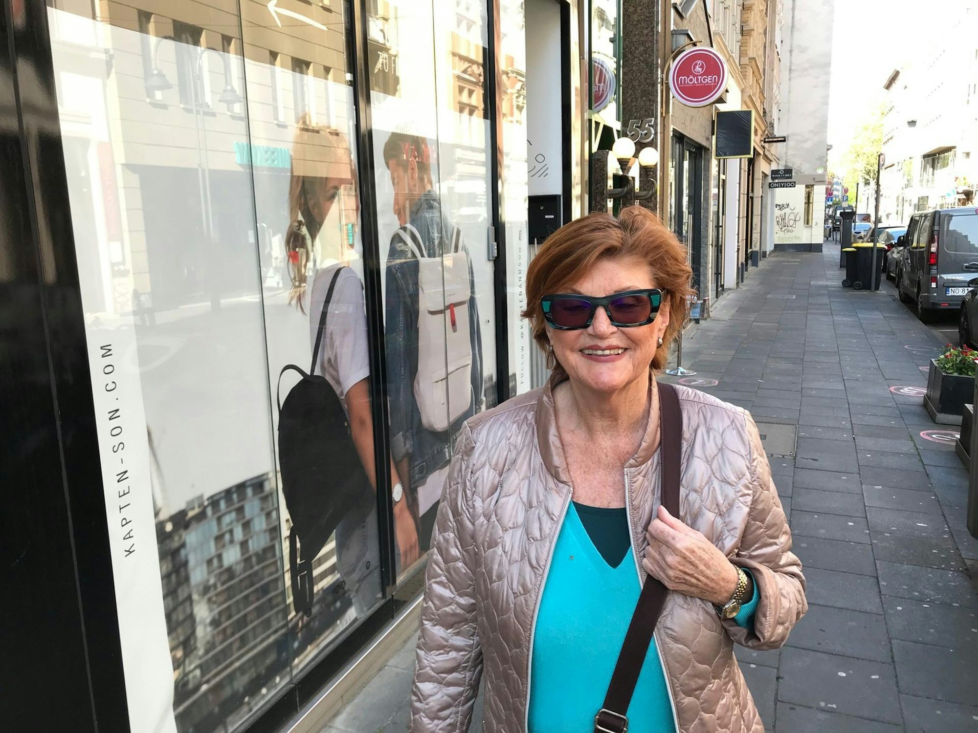 Katharina Oliveira (67) ist eine der ersten Kunden auf der Ehrenstrasse