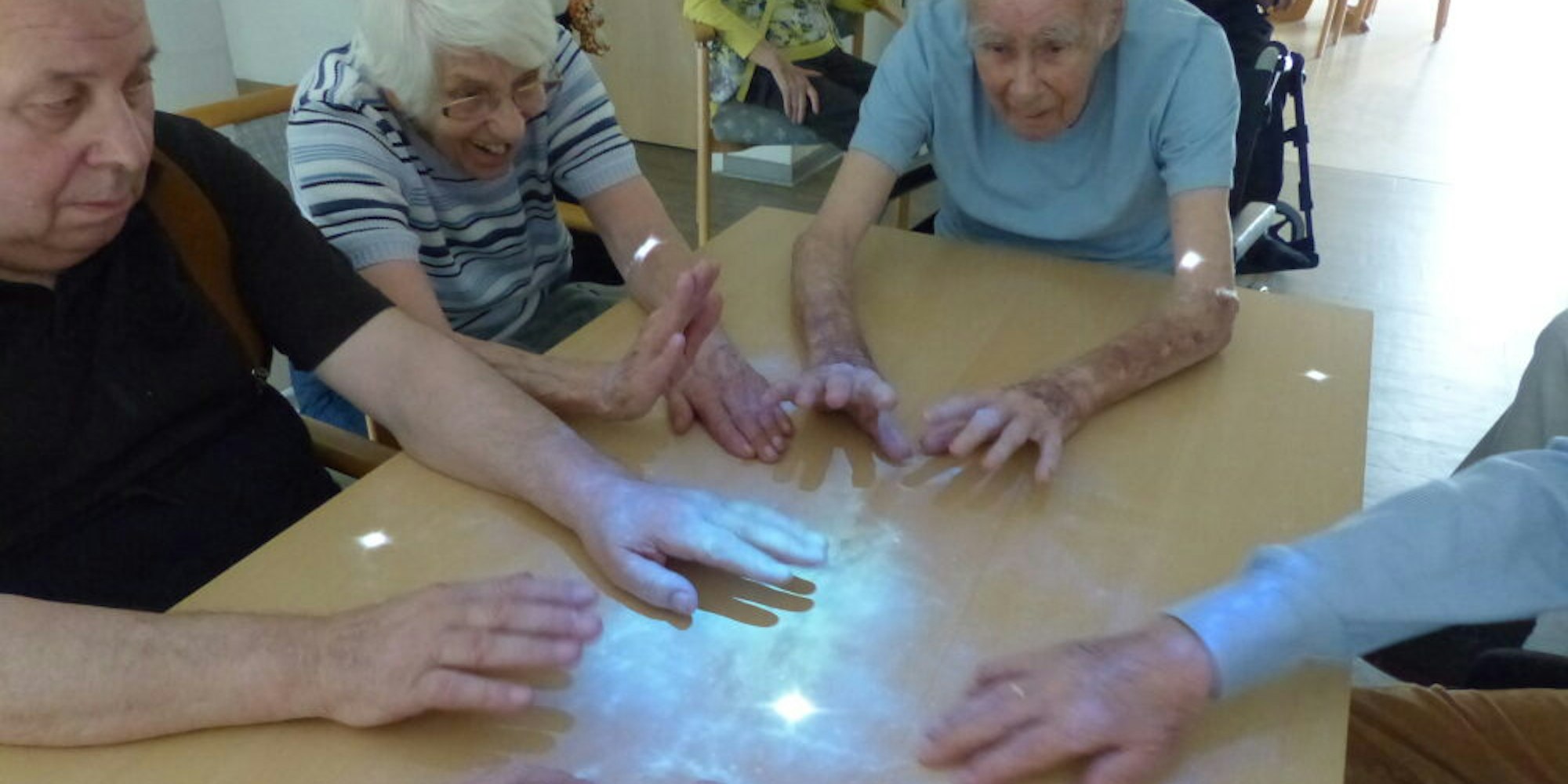 Im Seniorenzentrum St. Elisabeth werden auch sogenannte Tovertafeln eingesetzt, die für Menschen mit Demenz entwickelt wurden.