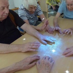 Im Seniorenzentrum St. Elisabeth werden auch sogenannte Tovertafeln eingesetzt, die für Menschen mit Demenz entwickelt wurden.