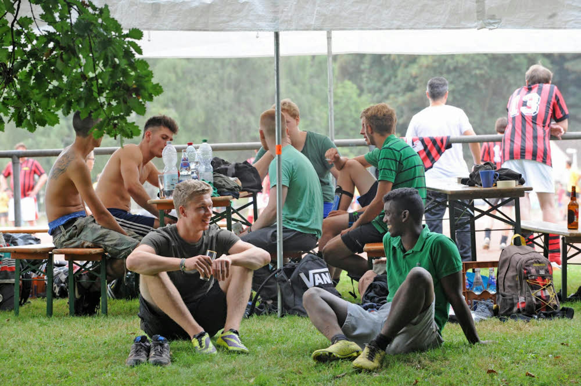 Raum für Begegnungen: Pausengespräch beim multikulturellen Fußballturnier um den Chinandega-Cup auf dem Opladener Sportplatz Birkenberg.