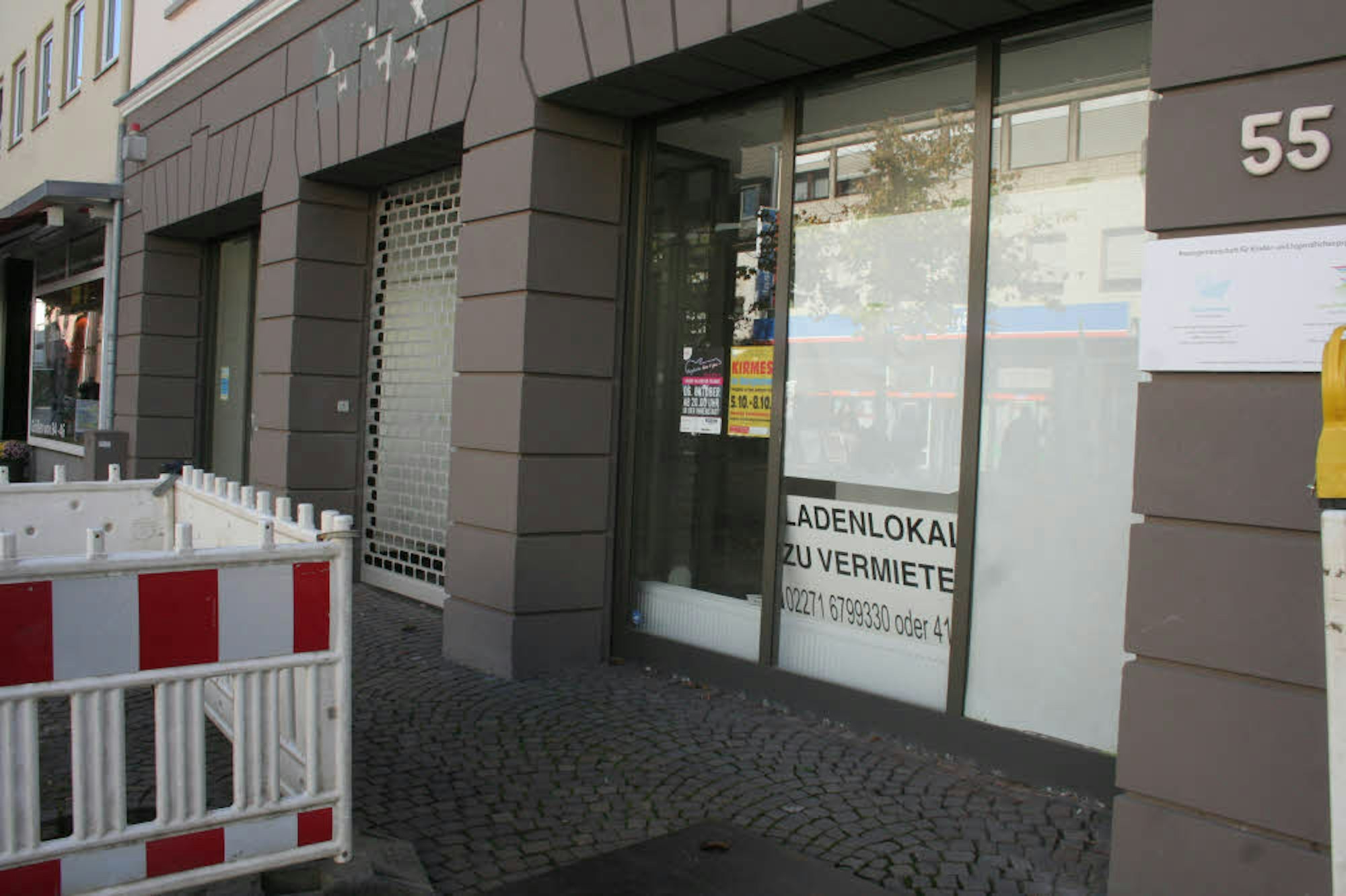 Karge, weiße Wände und verriegelte Türen: Viele Geschäfte in Bergheim geben kein schönes Bild ab.
