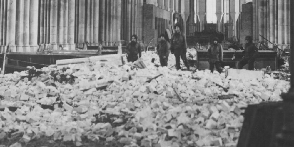 Am 6.3.1945 betraten US-Soldaten zum ersten Mal den Kölner Dom. Dieses Foto wurde allerdings erst einen Monat später im Dom aufgenommen.