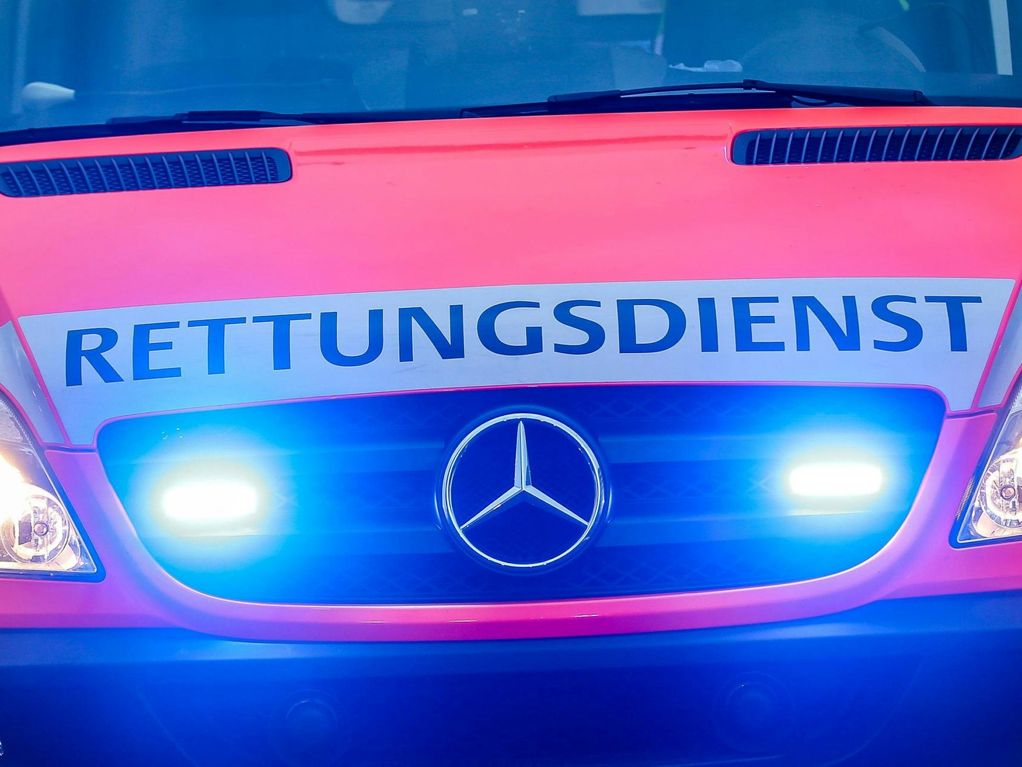 Einsatz wegen Eskalation in Köln: Vor einer Shisha-Bar wurde ein Mann lebensgefährlich verletzt. Zu sehen ist ein undatiertes Symbolfoto eines Krankenwagens in Köln.