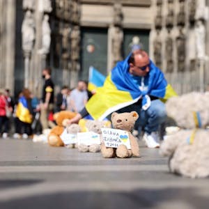 Friedensdemo auf dem Roncalliplatz: Ein Teddy für jedes getötete Kind.