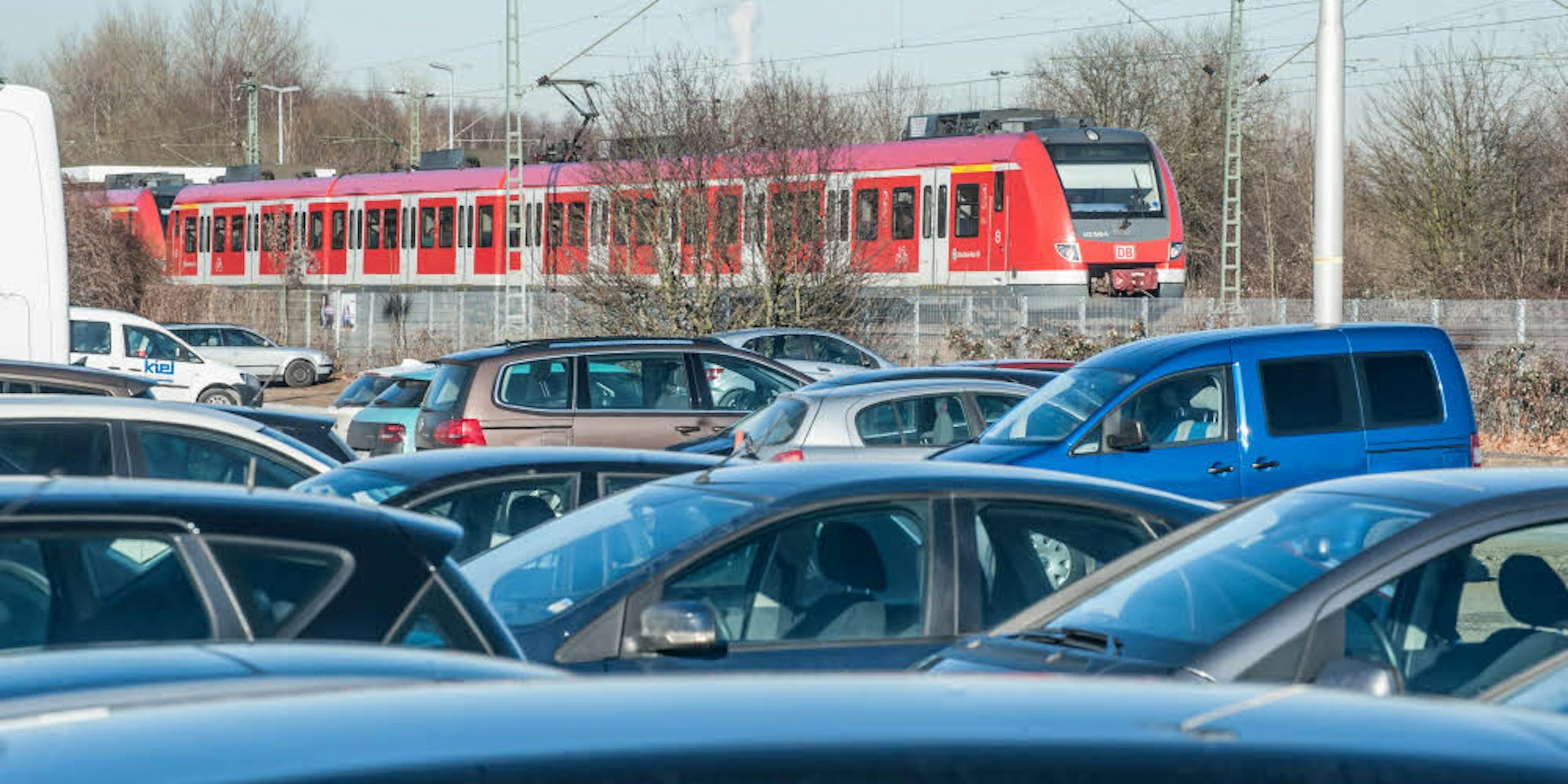 Verkehr auf Straße und Schiene: Zehntausende pendeln.