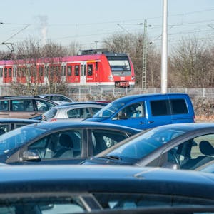 Verkehr auf Straße und Schiene: Zehntausende pendeln.