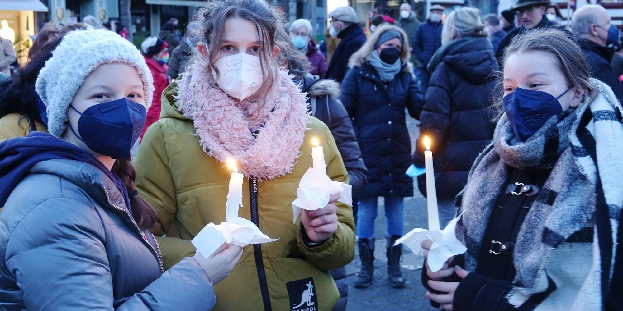 Kerzen entzündeten Amira (v.l.), Paulina und Lea, Schülerinnen des Emil-Fischer-Gymnasiums, für die Menschen in der Ukraine.