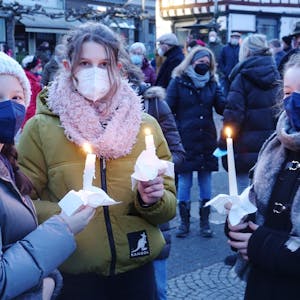 Kerzen entzündeten Amira (v.l.), Paulina und Lea, Schülerinnen des Emil-Fischer-Gymnasiums, für die Menschen in der Ukraine.