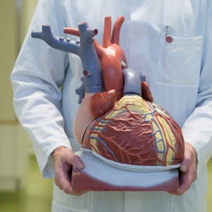 Gefährliche Entwicklung: Deutlich weniger Herzpatienten suchen während der Pandemie die kardiologischen Praxen auf – obwohl sie dringend behandelt werden müssten.