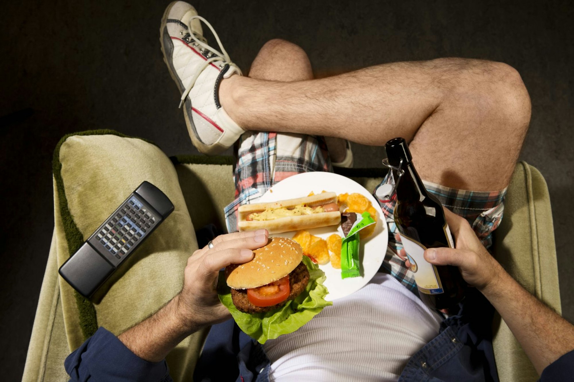 Burger schnappen und ab auf die Couch: Manche Eltern lassen sich auf Kindergeburtstagen genüsslich mitversorgen.