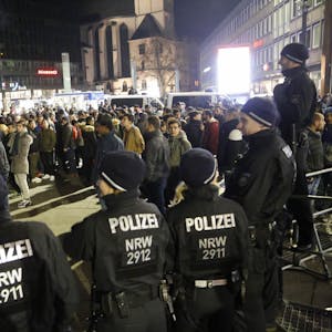 Polizei am Kölner Hauptbahnhof: Keiner der Kontrollierten gehörte zu den Verdächtigen des Vorjahres.