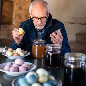 Natürlich gefärbte Eier: Museumsleiter Dr. Josef Mangold riecht am Färbemittel.