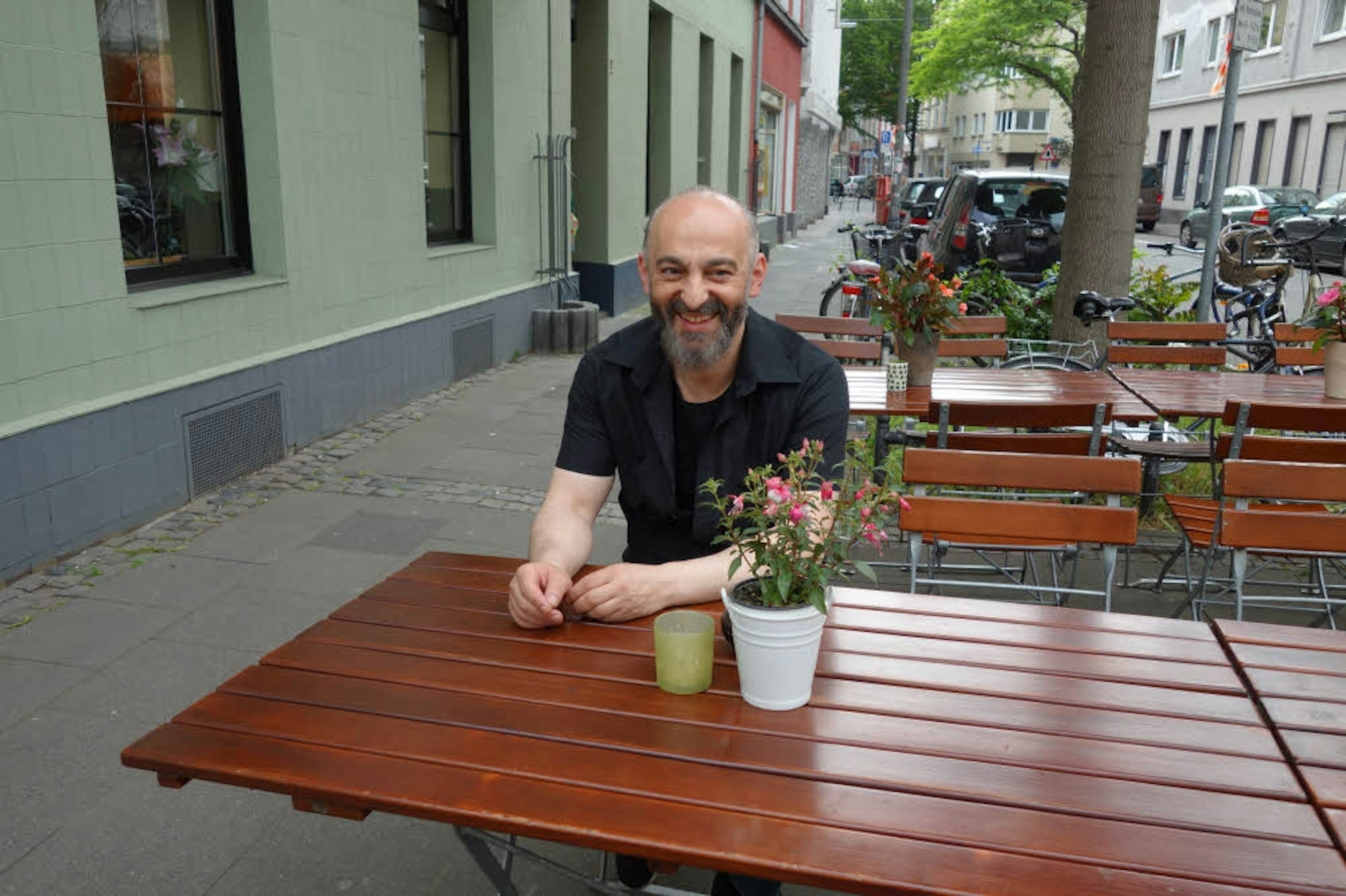 Wirt Vangelis setzt in seinem Lokal auf griechische Tapas, auch vor dem Restaurant stehen Tische.