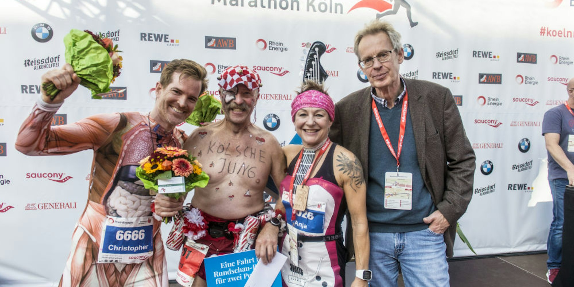 Nicht nur ganz schön flott unterwegs, sonder auch fantasievoll kostümiert: Christoph Ledwig, Gerd Mausbach und Anja Rückmann freuten sich über die Rundschau-Preise, die Redaktionsleiter Stefan Sommer ihnen nach dem Marathon übergab.