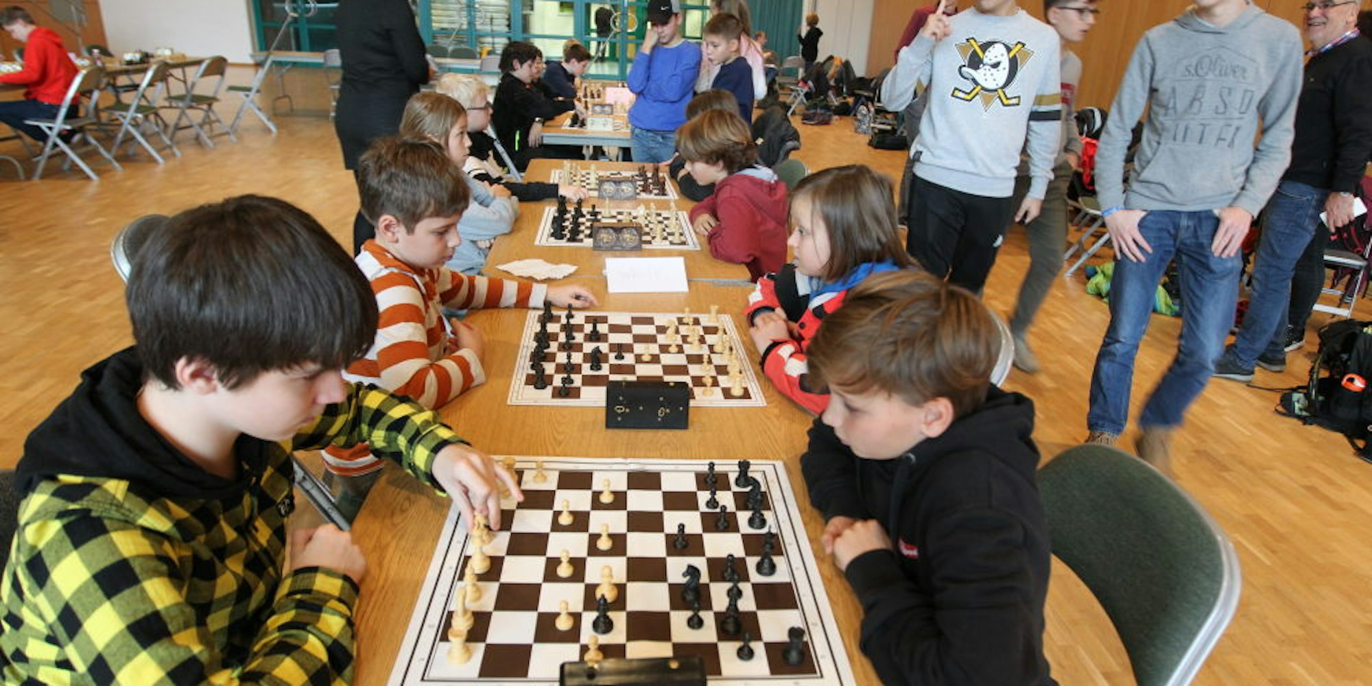 Konzentriert widmeten sich die Spieler im Gymnasium Lohmar ihren Partien.