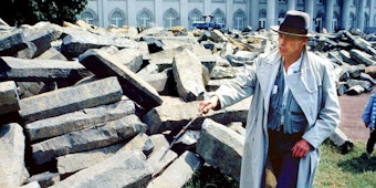 Joseph Beuys im Jahr 1982 und die Kasseler Basalt-Stelen, die zu 7000 Eichen werden