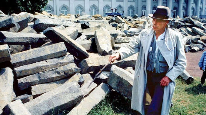 Joseph Beuys im Jahr 1982 und die Kasseler Basalt-Stelen, die zu 7000 Eichen werden
