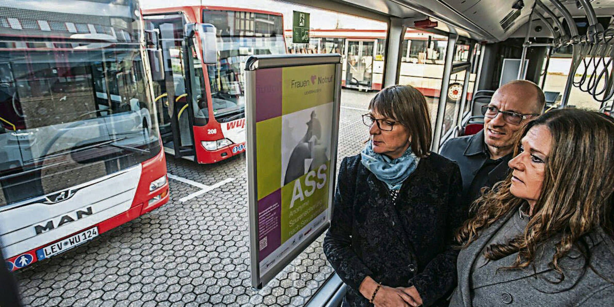 Der Frauennotruf Leverkusen macht mit Plakaten auf die anonyme Spurensicherung nach Sexualstraftaten aufmerksam.