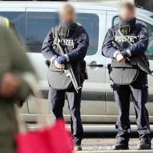 Zwei Polizistinnen mit Maschinenpistolen in Köln.
